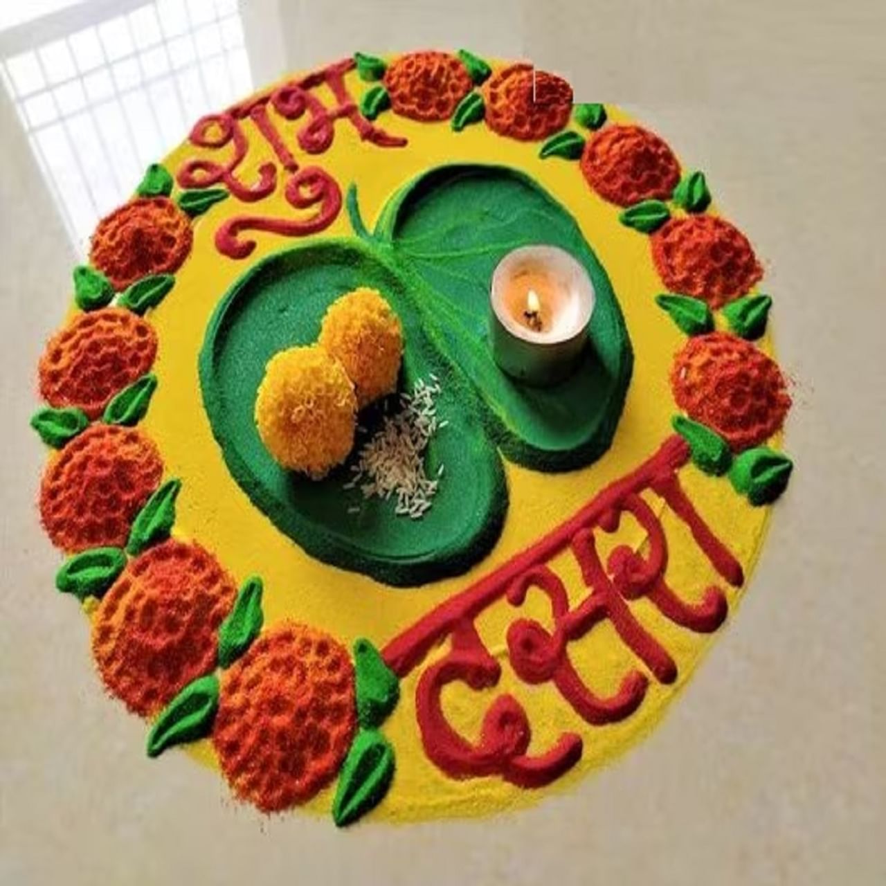 यंदाच्या वर्षी तुम्हीही आकर्षक रांगोळ्यांनी दाराची शोभा वाढवा. 'या' सोप्या आणि साध्या रांगोळ्या काढून या वर्षी दसरा साजरा करा