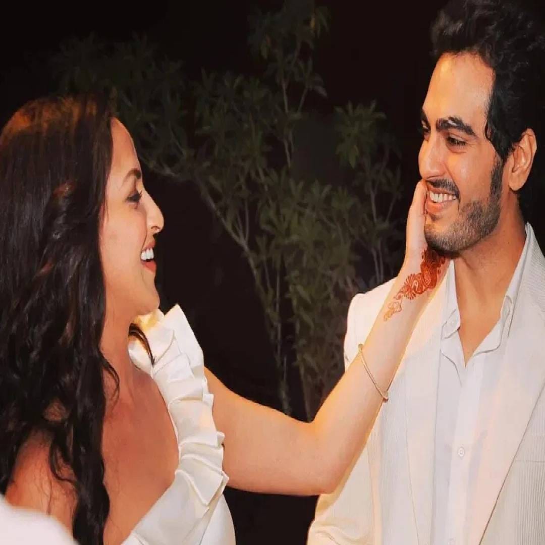 दिग्गज अभिनेता धर्मेंद्र आणि हेमा मालिनीची मुलगी ईशा देओलचा भरत तख्तानीसोबत घटस्फोट झालाय. मागच्यावर्षी दोघांच्या घटस्फोटाची घोषणा झाली. अलीकडेच भरतचा मेघना लखानी या मुलीसोबतचा फोटो समोर आला. भरत आणि मेघना परस्परांना डेट करतायत. 