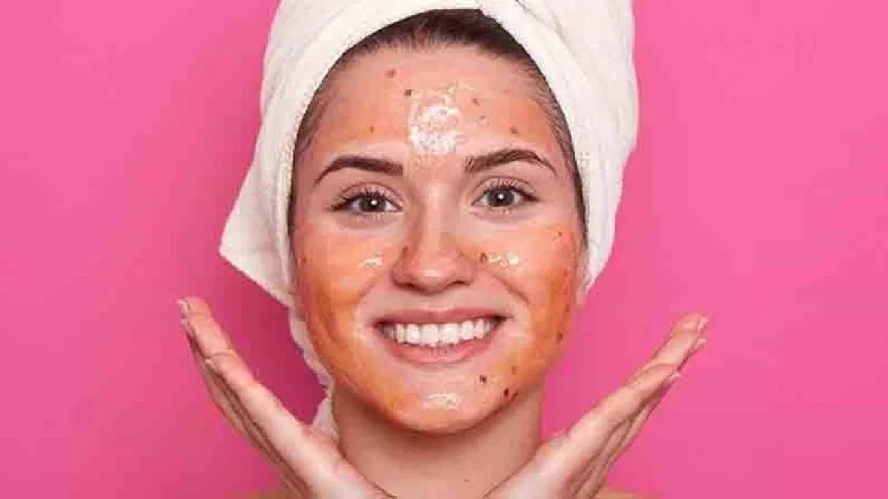 दह्यामध्ये बेसन पीठ मिक्स करून चेहऱ्याला लावल्याने त्वचेच्या अनेक समस्या दूर होण्यास मदत होते. शिवाय पिंपल्सची समस्या कामची दूर होते. 