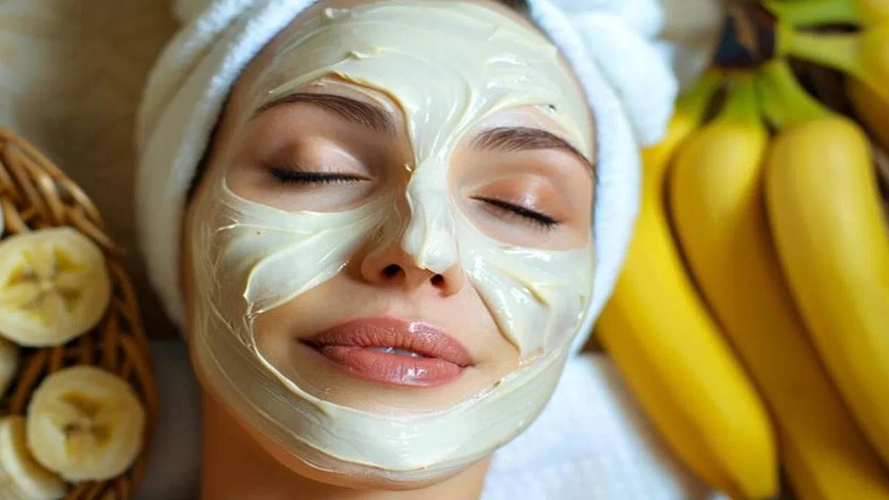 दही हे ज्याप्रकारे आपल्या आरोग्यासाठी फायदेशीर आहे, त्याचप्रमाणे ते आपल्या त्वचेसाठी देखील अत्यंत फायदेशीर आहे. दह्याच्या मदतीने आपण काही फेसपॅक तयार करून लावू शकता. 