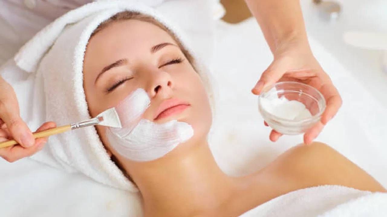  चेहऱ्यासाठी सर्वात महत्वाचे आहे की, जास्तीत जास्त करून घरगुती वस्तूंच्या माध्यमातून फेसपॅक तयार करून आपल्या चेहऱ्यावर लावा. यामुळे चेहऱ्याच्या अनेक समस्या दूर होण्यास मदत होते. 