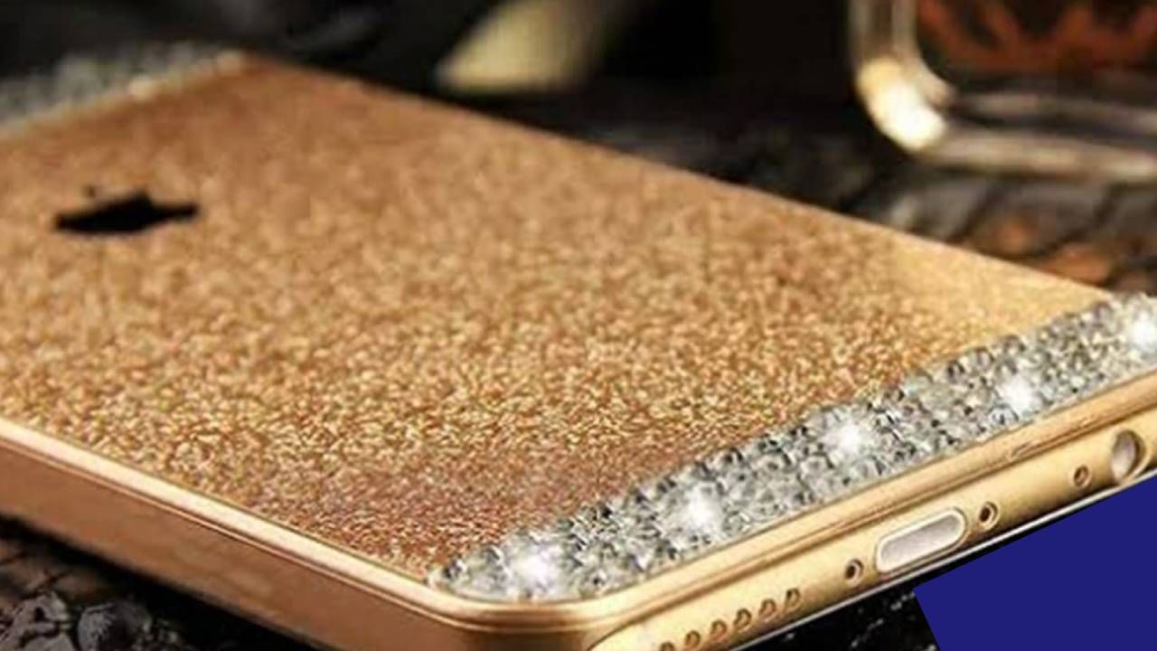 अनेक जण iPhone 17 प्रो मॅक्स वा सॅमसंग गॅलेक्सी  Z फोल्ड सारखे महागडे फोन खरेदी करण्यास घाबरत नाही. पण जगातील या फोनची किंमत ऐकून तुम्हाला मोठा धक्का बसेल. कारण या किंमतीत एक दोन नव्हे तर तीन खासगी जेट खरेदी करता येतील.