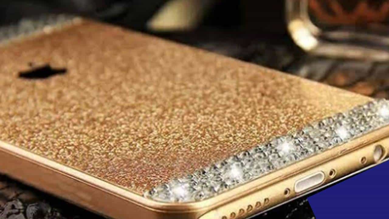 अनेक जण iPhone 17 प्रो मॅक्स वा सॅमसंग गॅलेक्सी Z फोल्ड सारखे महागडे फोन खरेदी करण्यास घाबरत नाही. पण जगातील या फोनची किंमत ऐकून तुम्हाला मोठा धक्का बसेल. कारण या किंमतीत एक दोन नव्हे तर तीन खासगी जेट खरेदी करता येतील.