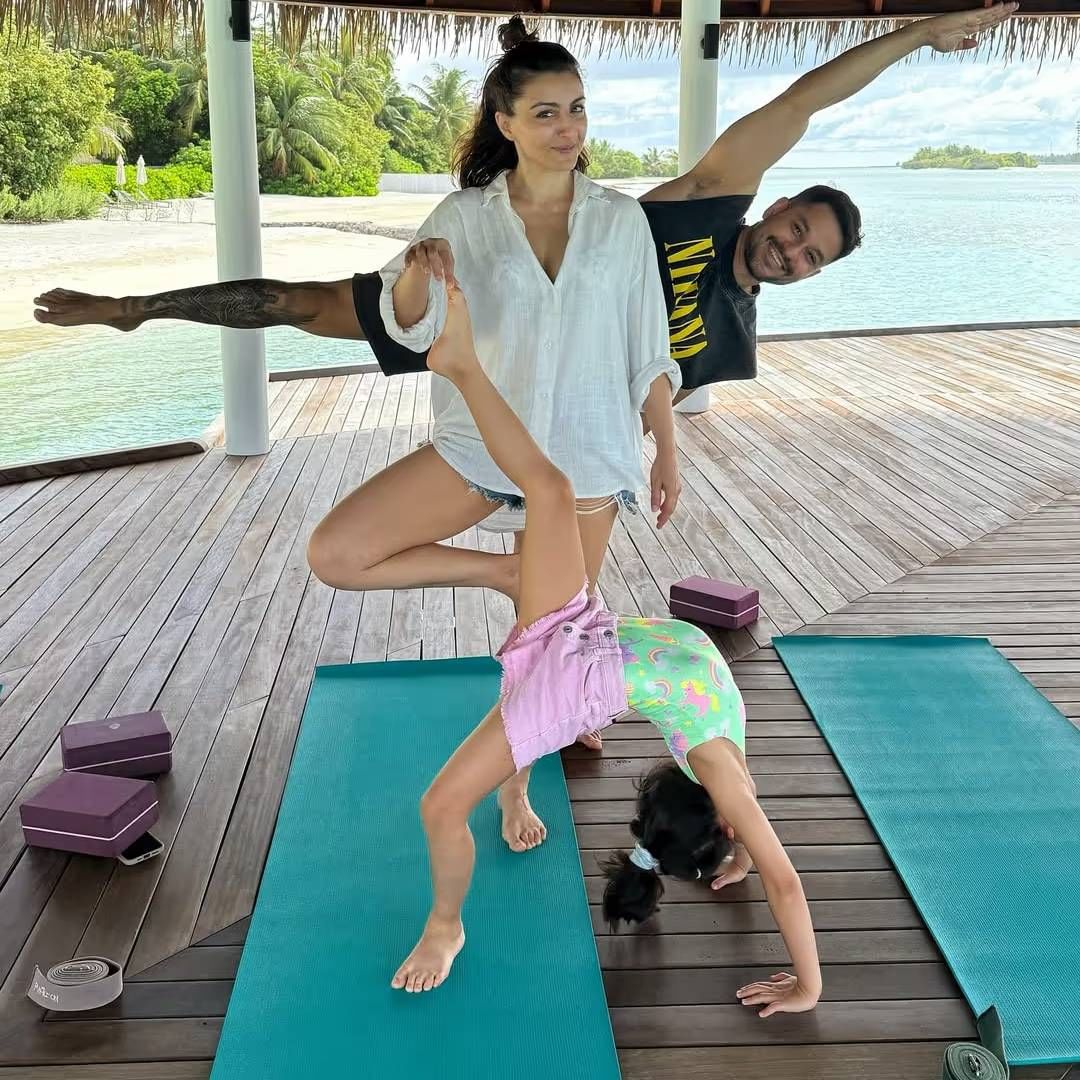 म्हणून तुम्ही जर सोबत राहण्याचा विचार करत असाल, तर या गोष्टीचा सुद्धा विचार करा. आम्ही लिव इन मध्ये राहण्याआधी अम्मा म्हणजे शर्मिला टागोर यांनी हा सल्ला दिलेला. 