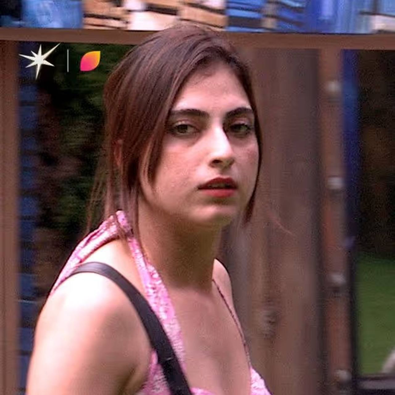 पुन्हा एकदा फरहाना भट्ट आणि कुनिका सदानंदमध्ये जोरदार भांडण पहायला मिळालं. कुनिका म्हणते आम्ही सेल्फिशनेसची प्रतिमा फरहानामध्ये पाहिली.  त्यानंतर फरहाना कुनिकाच्या जवळ जाते. तिला बोलते तुम्ही माझ्याशी डायरेक्ट बोला.