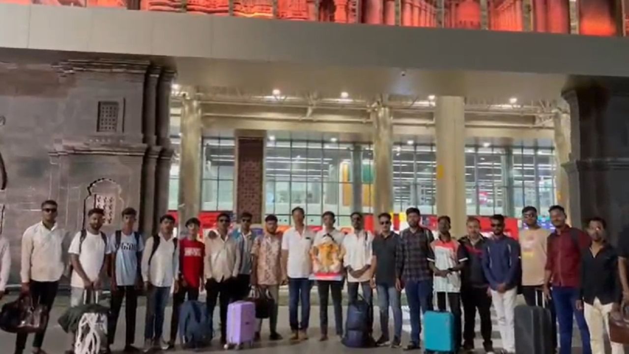 बारामती तालुक्यातील माळेगाव येथील संभाजीनगरच्या धर्मवीर संभाजीराजे प्रतिष्ठानने आयोजित केलेल्या सार्वजनिक गणेशोत्सव मंडळाने हा अनोखा उपक्रम हाती घेतला आहे. गणेश विसर्जन यात्रा थेट विमानाने काढण्यात आली.