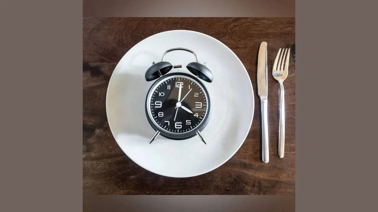 आयुर्वेद तज्ज्ञ किरण गुप्ता सांगतात की उपवास सोडल्यानंतर लगेचच भजी, कचोरी आणि राजमा यांसारखे जड आणि मसालेदार पदार्थ खाणं टाळावं. कारण ते पचण्यास कठीण असतात. म्हणून या काळात हलके अन्न खा.