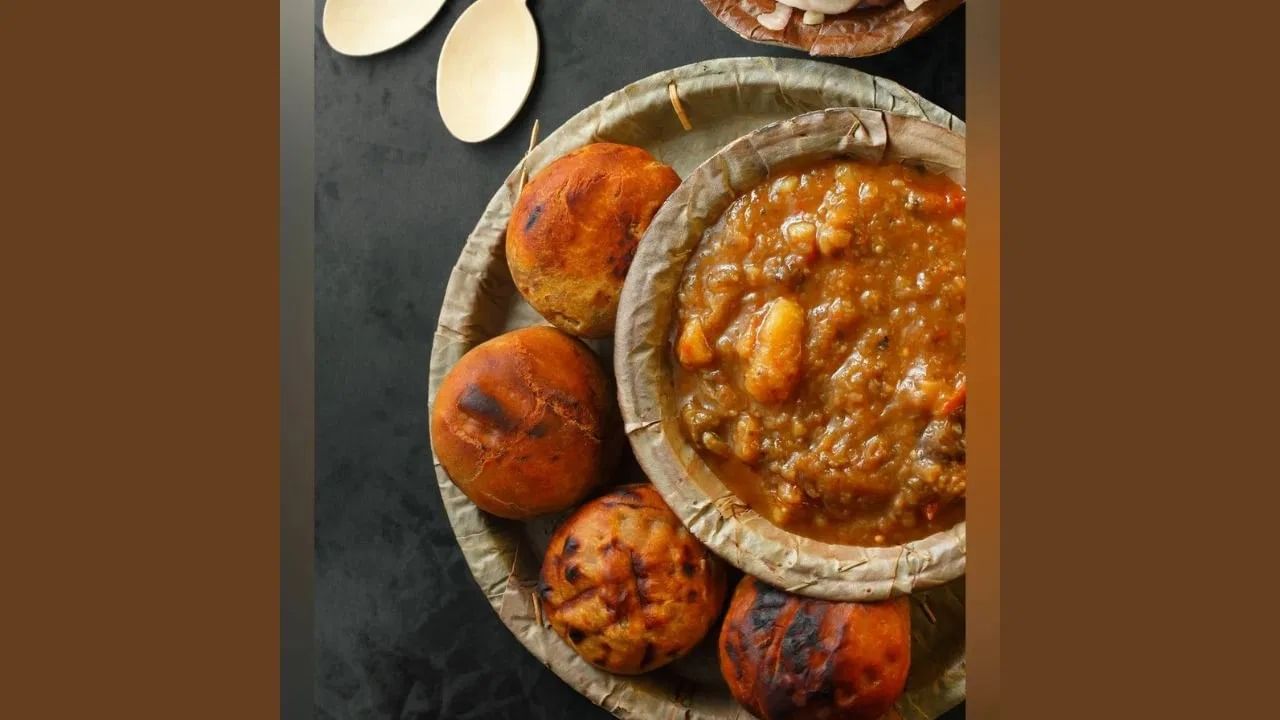 उपवास सोडल्यानंतर, तुम्ही हलके, सहज पचणारे अन्न खावे. तुम्ही फळे, नारळ पाणी किंवा भाज्यांचे सूप समाविष्ट करू शकता. खाताना देखील एका जागी शांत बसून पदार्थ खा. पाणी देखील बसून प्या...