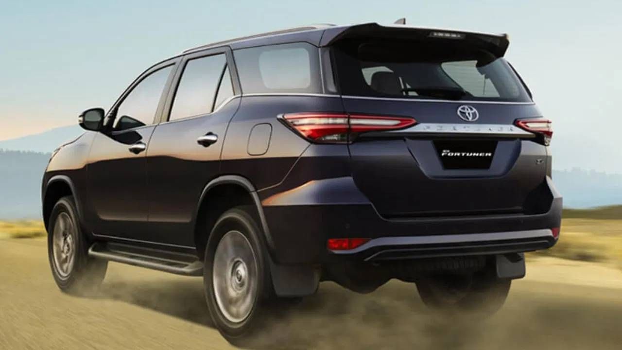 महिंद्रा बोलेरो आणि XUV700 8,109 आणि 4,956 युनिट्ससह विक्रीमध्ये चौथ्या आणि सहाव्या स्थानावर आहेत. बोलेरोच्या विक्रीत दरवर्षी 25% घसरण झाली आहे. किआ कॅरेंस ऑगस्ट 2025 मध्ये 6,822 यूनिट्सची विक्री झाली. मागच्यावर्षी याच महिन्यात 5,881 यूनिट्सची विक्री झालेली. 16% वार्षिक वाढीसह पाचवी सर्वाधिक विकली जाणारी 7 सीटर कार आहे.