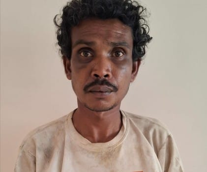 येथे आरोपी पतीने दारूच्या नशेष आपल्याच पत्नीचा गळा आवळून निर्घृण खून केला आहे. या घटनेमुळे परिसरात एकच खळबळ उडाली असून सध्या आरोपीला पोलिसांनी ताब्यात घेतले आहे.