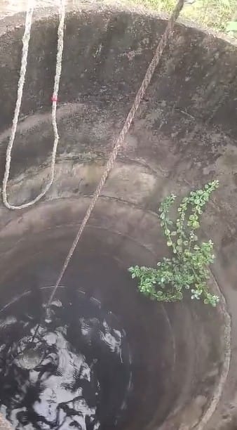 गडचिरोली : जिल्ह्यातील अहेरी तालुक्याच्या ताटीगुडम गावातील एका विहिरीतून चक्क गरम पाणी निघत असल्याने गावकऱ्यांमध्ये कुतूहलाचा विषय निर्माण झाला आहे. गेल्या सहा महिन्यापासून हा प्रकार सुरू असल्याचे गावकऱ्यांचे म्हणणे आहे.