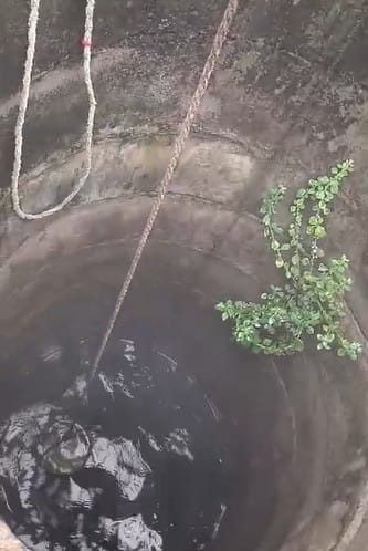 भूगर्भातील उष्णतेचा परिणाम, खनिजांचा रासायनिक प्रभाव किंवा भूगर्भीय उष्णतेमुळे निर्माण झालेली नैसर्गिक प्रक्रिया यामुळे हा प्रकार घडल्याचे जाणकार सांगत आहेत. सत्याना मल्लय्या कटकू यांच्या मालकीची ही विहीर असून विहिरीतून सतत गरम पाणी येत आहे.