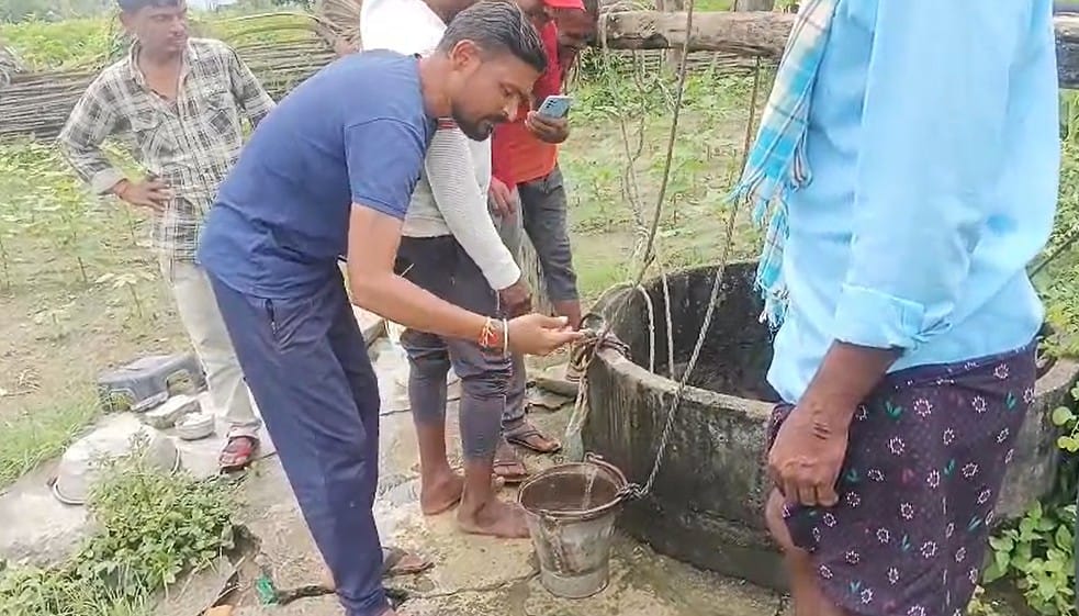 या गावात जाऊन विहिरीतून पाणी काढून कुतूहलाने पाणी गरम आहे का? याची लोक तपासणी करत आहेत. गरम पाण्याच्या विहिरीची संपूर्ण जिल्ह्यात चर्चा होत आहे. या गरम पाण्याच्या विहिरीचे काही व्हिडीओही समोर आले आहेत.