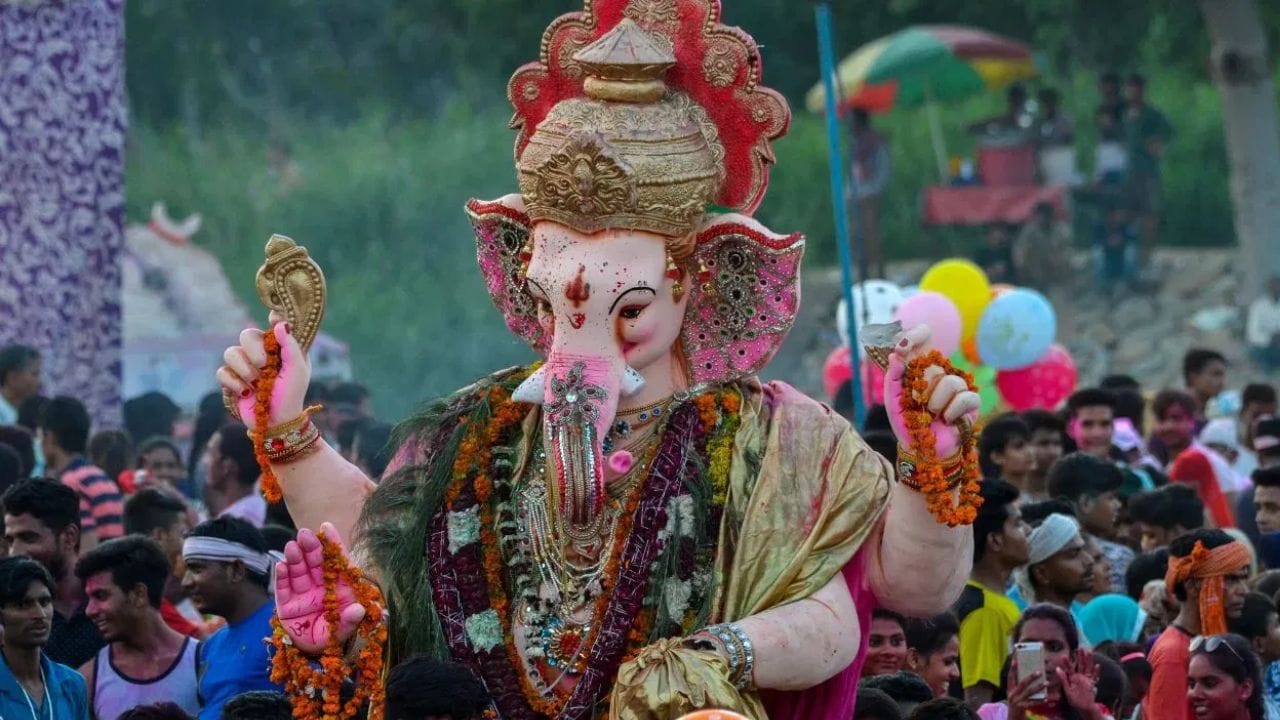 लाडक्या गणरायाच्या निरोपाने भक्त भावुक, जड अंत:करणाने बाप्पााचं विसर्जन