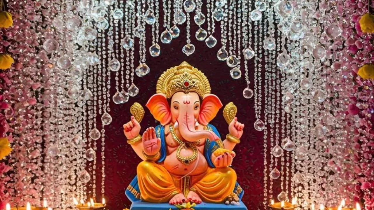 आपल्या लाडक्या गणरायाला निरोप देण्याचा दिवस जवळ आला आहे. येत्या ६ सप्टेंबर २०२५ रोजी अनंत चतुर्दशीच्या दिवशी आपण गणपती बाप्पाला निरोप दिला जाणार आहे. यासाठी अवघे तीन दिवस उरले आहेत.