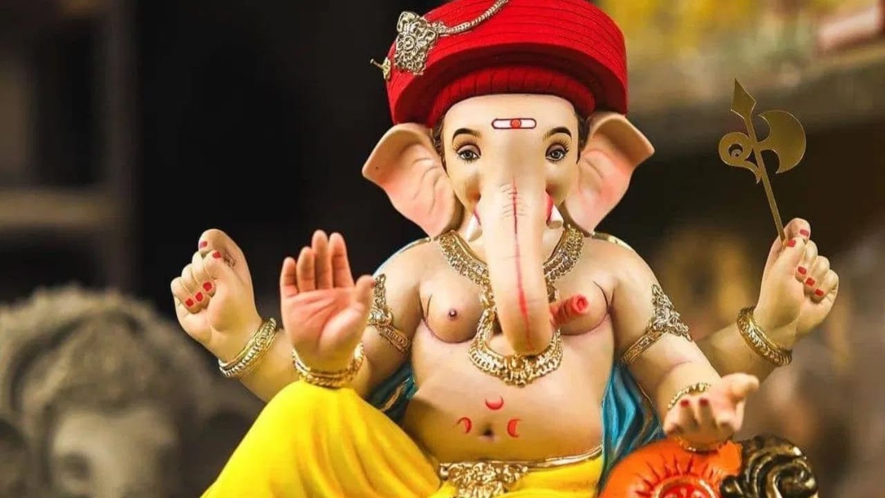 देशभरात गणेशोत्सवाचा उत्साह अजूनही कायम आहे. गेल्या २७ ऑगस्ट रोजी बाप्पांचं आगमन झाल्यानंतर सर्वत्र भक्तीमय वातावरण पाहायला मिळत आहे. घरोघरी आणि सार्वजनिक गणेशोत्सव मंडळांमध्ये गणपती बाप्पाची प्रतिष्ठापना करण्यात आली आहे.