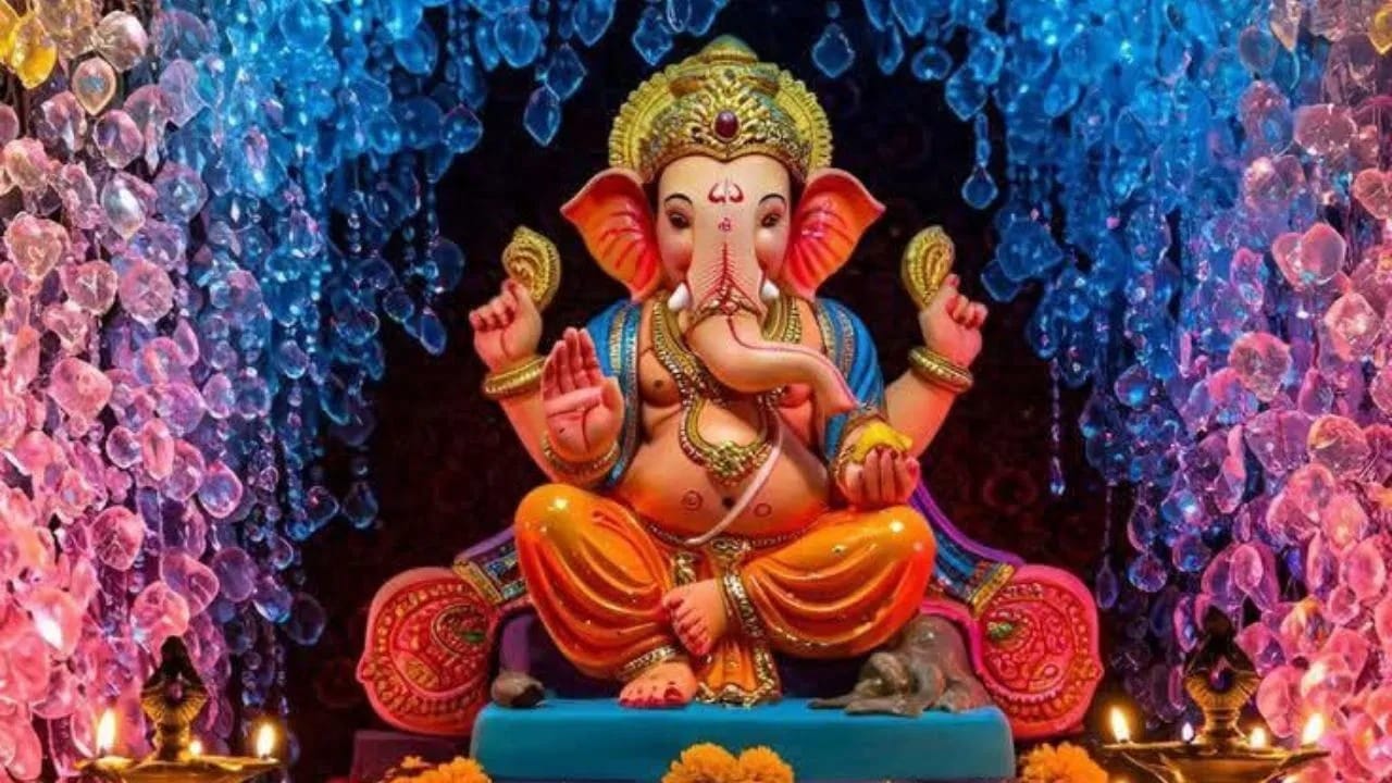 जेव्हा लिखाण पूर्ण झालं, तेव्हा वेद व्यास यांनी बाप्पांच्या शरीराला हात लावून पाहिलं. बाप्पांचं शरीर खूप गरम झालं होतं. आपल्या प्रिय शिष्याची ही अवस्था पाहून वेद व्यास यांना वाईट वाटलं. त्यांनी बाप्पांना शांत आणि थंड करण्यासाठी एक युक्ती सुचवली.