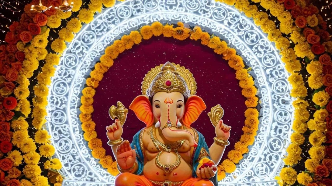 तेव्हापासून अशी परंपरा सुरू झाली की भक्तांनी १० दिवस बाप्पांची मनोभावे पूजा करायची. त्यानंतर अनंत चतुर्दशीच्या दिवशी त्यांचं विसर्जन करायचं. ही एक प्रकारे बाप्पांना त्यांच्या कठोर तपश्चर्येनंतर शीतलता देण्याची आणि त्यांना आराम देण्याची पद्धत आहे.