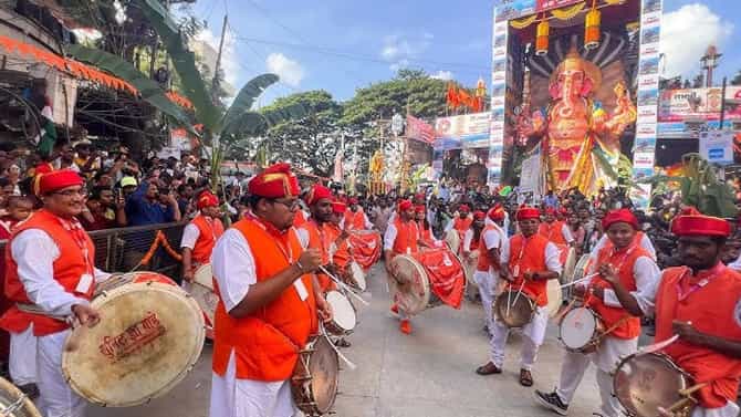 ही कसली भक्ती? ढोल-ताशांच्या आवाजावरून अभिनेत्रीची तक्रार; संतापलेले नेटकरी म्हणाले बिहारला निघून जा..