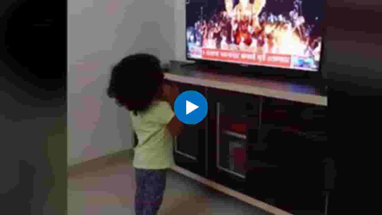 चिमुकलीने tv9 मराठीच्या माध्यमातून घेतलं लालबागच्या राजाचं दर्शन