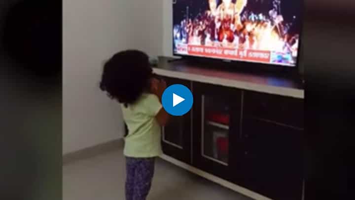 चिमुकलीने tv9 मराठीच्या माध्यमातून घेतलं लालबागच्या राजाचं दर्शन चिमुकलीने tv9 मराठीच्या माध्यमातून घेतलं लालबागच्या राजाचं दर्शन