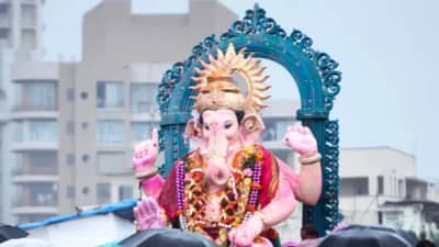 मुंबईतील गणपती विसर्जनाला गालबोट, मिरवणुकीतील ट्रॉलीला शॉक लागून मोठी दुर्घटना, पाच जण गंभीर