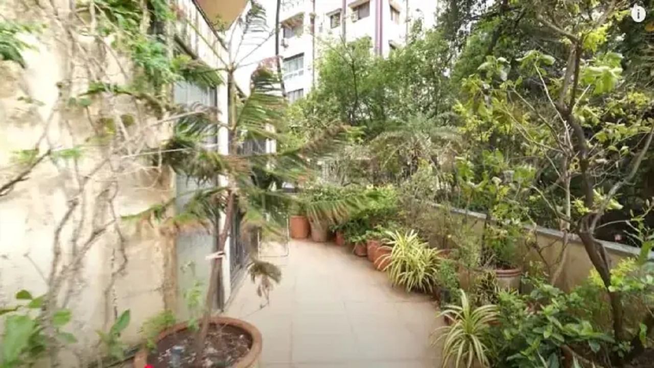 चंकी पांडेच्या घरात गार्डन एरिया देखील फार मोठा आहे. मुंबईत प्रचंड आलिशान घरात चंकी पांडे राहतो. चंकी पांडे कुंटुबासोबत आलिशान आयुष्य जगत आहे. 