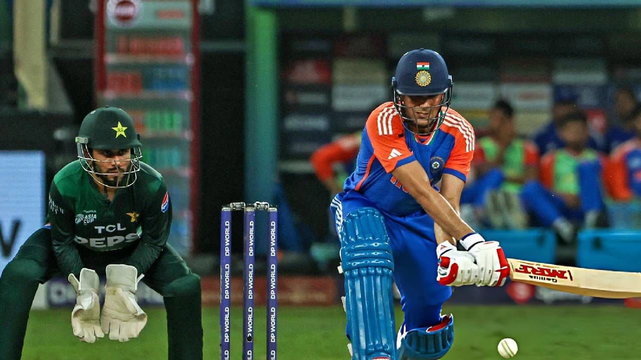 टीम इंडियाच्या विजयानंतर शुबमन गिलने सोशल मीडियावर एक पोस्ट पोस्ट केली. त्याने सामन्यातील चार फोटो शेअर केले आणि त्यासोबत अवघी 4 शब्दांची पोस्ट लिहीली. Game speaks, not words  ( खेळ बोलतो, शब्द नाही) असं त्याने नमूद केलं. 