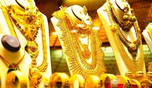 गेल्या काही दिवसांपासून सोन्याचा भावात सातत्याने वाढ होत आहे. जागतिक पातळीवर घडत असेलल्या घडामोडी आणि आपल्या देशाचे धोरण तसेच इतर काही गोष्टींचा परिणाम म्हणून सोन्याचा भाव वाढताना दिसत आहे. 
