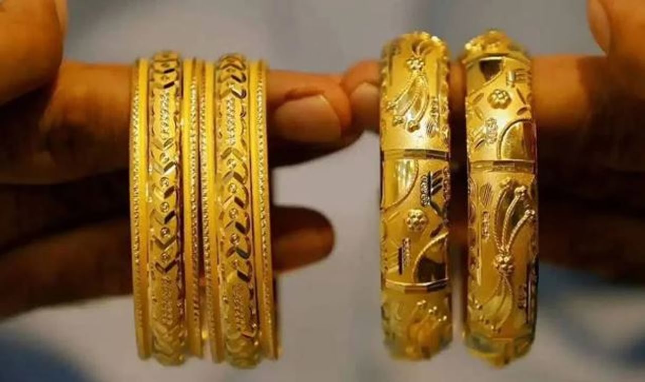 गेल्या काही दिवसांपासून सोने आणि चांदीच्या दरात सातत्याने वाढ होताना दिसत आहे. जागतिक पातळीवर घडत असलेल्या घडामोडींमुळे सोन्याचा भाव वधारलेला पाहायला मिळतो आहे. 