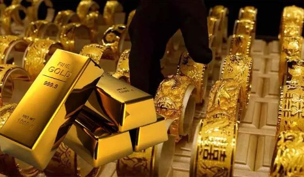 सोन्यासोबतच चांदीचा भावही वाढताना दिसतोय. चालू वर्षात सोन्याचा भाव तब्बल 40 टक्क्यांनी वाढला आहे. आगामी काळातही सोन्यामध्ये अशीच तेजी दिसण्याची शक्यता व्यक्त केली जात आहे. अशा स्थितीत आगामी पाच वर्षात सोन्याचा भाव किती असेल? असा प्रश्न विचारला जातोय.