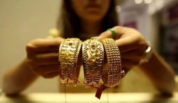 दरम्यान, सोमवारी (22 सप्टेंबर) राजधानी दिल्लीमध्ये सोन्याच्या किमतीत आतापर्यंतची सर्वाधिक वाढ झाली. राजधानीत सोन्याचा भाव 2200 रुपयांनी वाढून थेट 1,16,200  रुपये प्रति 10 ग्रॅमवर पोहोचला.