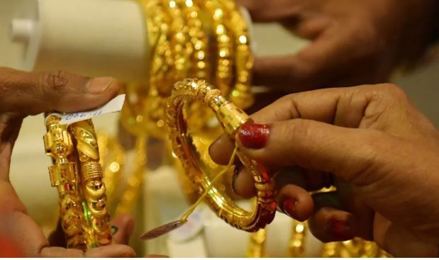 सोन्याची सध्याची घोडदौड लक्षात घेता पुढच्या पाच वर्षांत सोन्याचा भाव थेट दुप्पट म्हणजेच दोन लाखांवर जाणार का? असे विचारले जात आहे. या प्रश्नाचे उत्तर काही तज्ज्ञांनी दिले आहे. आनंद राठी शेअर अँड स्टॉक ब्रोकर्स लिमिटेडचे एव्हीपी (कमोडिटिज अँड करेसिंज) मनिष शर्मा यांनी सांगितल्यानुसार सोन्याचा भाव एका गोष्टीवर अवलंबून असेल.