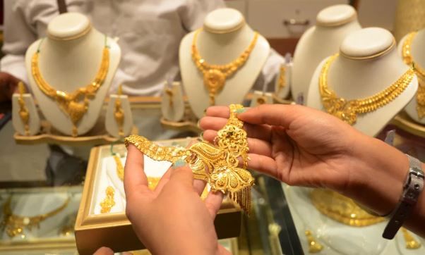 जळगावच्या सराफ बाजारात सलग दुसऱ्या दिवशी चांदीच्या दरामध्ये तब्बल साडेचार हजार रुपयांनी वाढ झाली आहे. जळगावच्या इतिहासात पहिल्यांदा चांदीचे दर विना जीएसटी 1 लाख 44 हजार रुपयांवर पोहोचला आहे. 