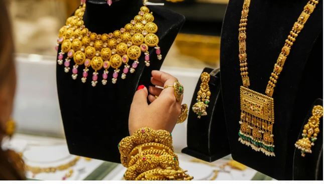 (टीप- वरच्या लेखात दिलेली माहिती ही प्राथमिक स्वरुपाची आहे. कुठेही प्रत्यक्ष वा अप्रत्यक्ष गुंतवणूक करायची असेल किंवा कोणताही आर्थिक निर्णय घ्यायचा असेल तर त्या-त्या क्षेत्रातील तज्ज्ञांचा सल्ला जरूर घ्या)