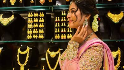 GST Reform : जीएसटी दिलासा... आता 10 ग्रॅम सोन्यावर किती पैसे मोजावे लागणार?, दागिने खरेदी करण्यापूर्वी आकडा तर पाहून घ्या