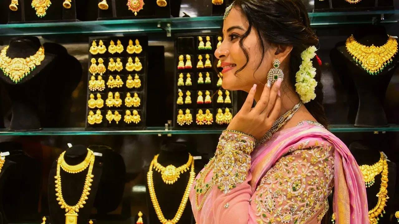 GST Reform : जीएसटी दिलासा... आता 10 ग्रॅम सोन्यावर किती पैसे मोजावे लागणार?, दागिने खरेदी करण्यापूर्वी आकडा तर पाहून घ्या GST Reform : जीएसटी दिलासा... आता 10 ग्रॅम सोन्यावर किती पैसे मोजावे लागणार?, दागिने खरेदी करण्यापूर्वी आकडा तर पाहून घ्या