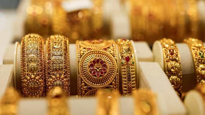 Gold Price Hike : सणासुदीच्या काळात सोन्या-चांदीचे दर गगनाला भिडले, बघा प्रतितोळा सोन्याचा भाव काय? Gold Price Hike : सणासुदीच्या काळात सोन्या-चांदीचे दर गगनाला भिडले, बघा प्रतितोळा सोन्याचा भाव काय?