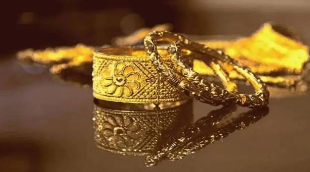  जळगावच्या सराफ बाजारात सोन्याच्या वाढलेल्या दराचा फायदा करून घेण्यासाठी सोने मोड करण्याकडे ग्राहकांचा कल वाढल्याचे पाहायला मिळत आहे. गेल्या काही दिवसांपासून सातत्याने दरात वाढ होत असल्यामुळे सोन्याने चांदीचे दर विक्रमी उच्चांकी वर पोहोचले आहेत.