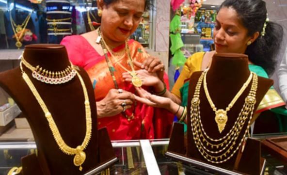 मिळालेल्या माहितीनुसार सोन्याचा दर जीएसटी सह 1 लाख 19 हजार 300 रुपयांवर पोहोचला आहे. तर चांदीचा दर जीएसटीसह 1 लाख 50 हजार 400 रुपयापर्यंत वाढला आहे. आगामी काळातही सोने-चांदीचा भाव असाच वाढू शकतो, असे म्हटले जात आहे. 