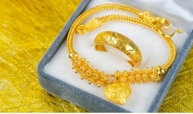 जळगावच्या सराफ बाजाराच्या इतिहासात पहिल्यांदाच सोन्याच्या दराने 1 लाख 19 हजार तर चांदीच्या दराने दीड लाखांचा आकडा पार केला आहे. अवघ्या काही दिवसांवर दसरा असून दसऱ्याच्या मुहूर्तावर सोने खरेदी करणाऱ्या ग्राहकांच्या खिशाला कात्री बसणार आहे.