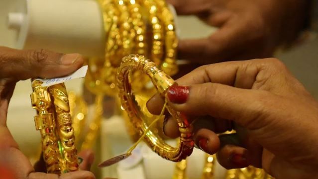 तर ज्या लोकांनी काही वर्षांपूर्वी सोन्यात गुंतवणूक केलेली आहे, त्यांना आता चांगले रिटर्न्स मिळू शकतात. भविष्यातही सोन्याचा भाव वाढल्यास गुंतवणूकदार मालामाल होण्याची शक्यता आहे. 