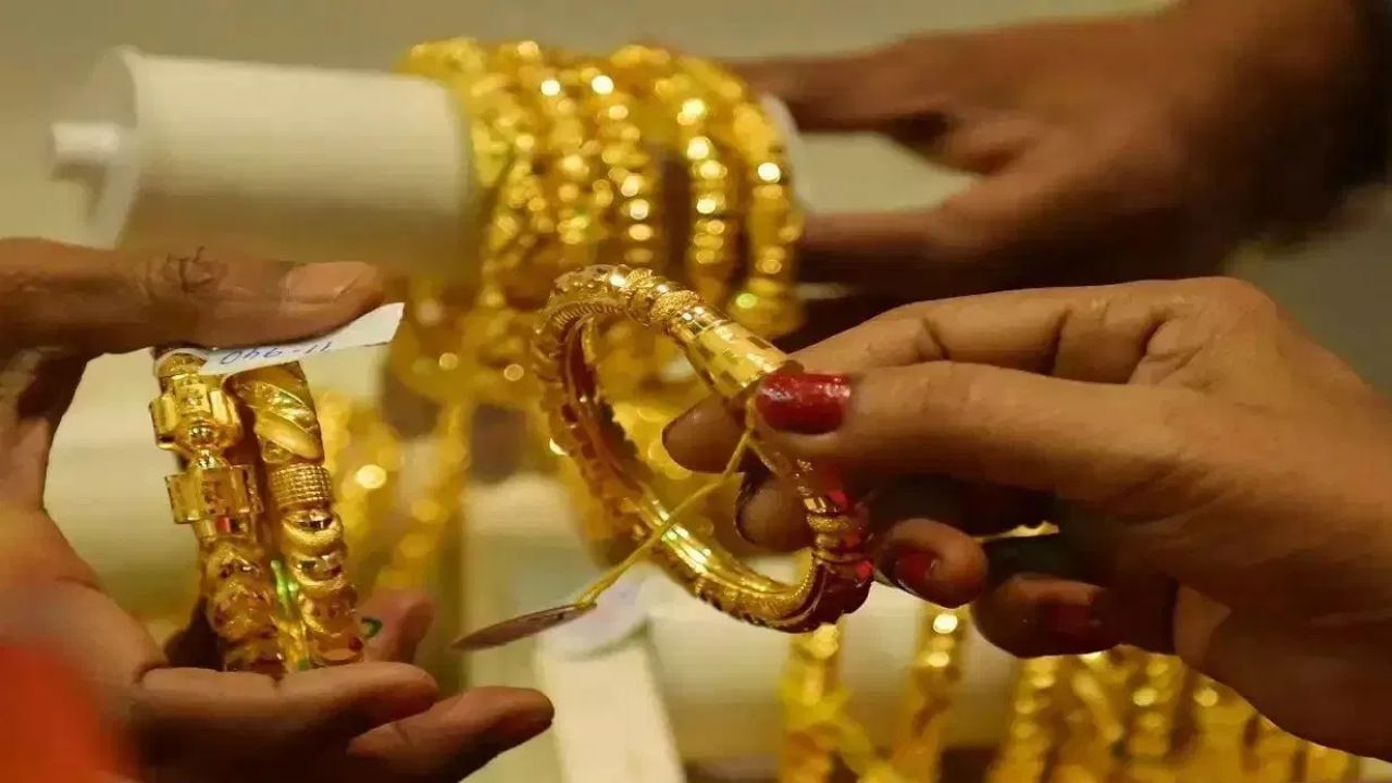 Today gold,silver rates : दिवाळी सोन्याविनाच, सोनं, चांदी सर्वसामान्यांच्या आवाक्याबाहेर, दरात मोठी वाढ