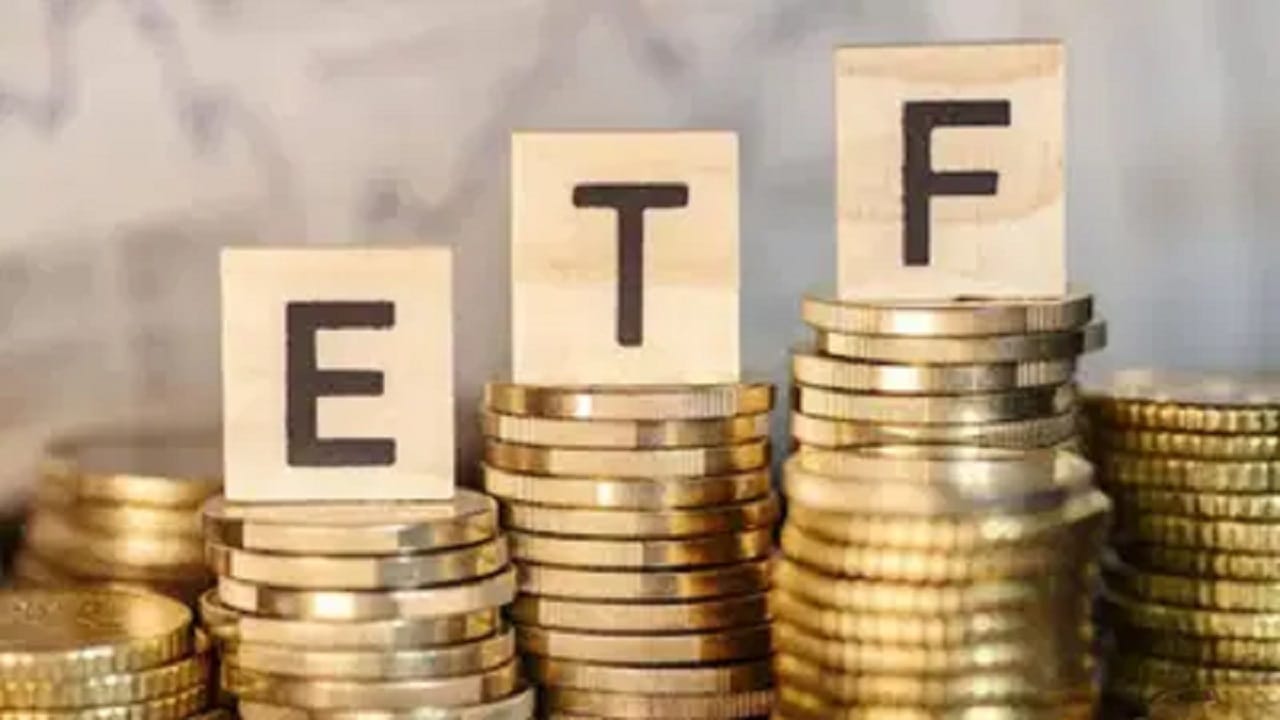 सोने-चांदी ETFs ने दिले 44 टक्क्यांपर्यंत परतावा, जाणून घ्या सोने-चांदी ETFs ने दिले 44 टक्क्यांपर्यंत परतावा, जाणून घ्या