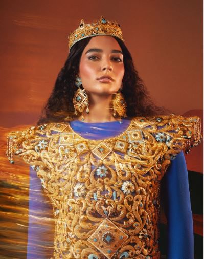 मिळालेल्या माहितीनुसार या ड्रेसचे वजन तब्बल 10 किलोंपेक्षाही जास्त आहे. 21 कॅरेट सोन्याचा उपयोग करून हा ड्रेस तयार करण्यात आला आहे. अल रोमाइजान गोल्ड अँड ज्वेलरी नावाच्या कंपनीने हा डेस तयार केलेला आहे. 