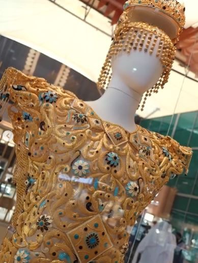 या ड्रेसचे वजन तब्बल 10.0812 किलो आहे. भारतीय रुपयांत सांगायचे झाल्यास या ड्रेसची किंमत तब्ल 11 कोटी रुपये आहे. हा ड्रेस तयार करण्यासाठी वेगवेगळ्या प्रकारचे महागडे जेमस्टोन वापरलेले आहेत. ड्रेस तयार करण्यासाठी तब्बल 980 तास लागलेले आहेत.  