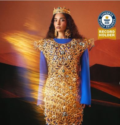 एकूण चार भागांमध्ये हा ड्रेस तयार करण्यात आलेला आहे. यात 398 ग्रॅमचा गोल्डन क्राऊन आहे. तर 8,810.60  ग्रॅमचा स्टेटमेंट नेकलेस आहे. 134.1 ग्रॅमचे इअररिंग्स आणि 738.5  ग्रॅमचे गोल्ड पीसचा समावेश आहे. 