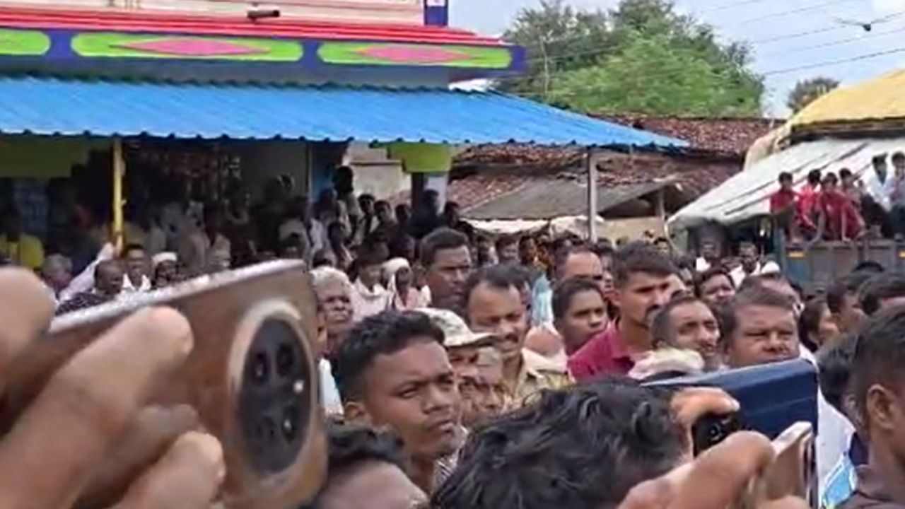 घरासमोर झोपलेली महिला झाली गायब, सत्य समोर येताच अख्ख गाव हादरलं, गावकऱ्यांना फुटला घाम, गोंदियामध्ये नेमकं काय घडलं? घरासमोर झोपलेली महिला झाली गायब, सत्य समोर येताच अख्ख गाव हादरलं, गावकऱ्यांना फुटला घाम, गोंदियामध्ये नेमकं काय घडलं?