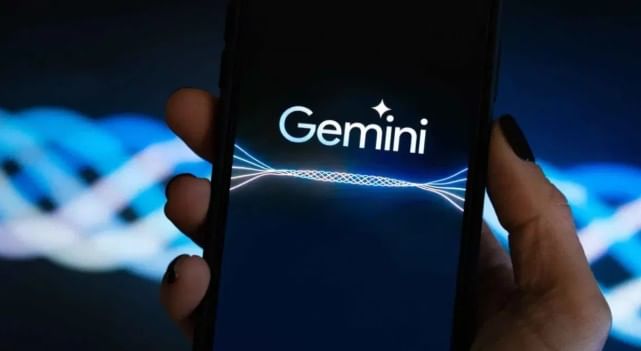 व्हायरल झालेल्या या ट्रेंडप्रमाणे फोटो कसे तयार करायचे, हे समजून घेऊ या. सर्वात अगोदर तुम्हाला गुगल जेमिनी अॅप डाऊनलोड करावे लागले. त्यानंतर तुमच्या जीमेल खात्याच्या मदतीने लॉगिन करावे लागेल. लॉगिन केल्यानंतर तुम्हाला एकूण दोन इमेजेस निवडायच्या आहेत. 