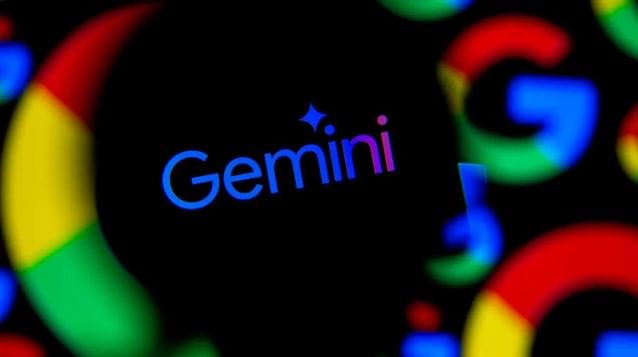 यातील एक इमेज ही तुमची चालू वयातील असेल तर दुसरी लहाणपणीची इमेज असली पाहिजे. त्यानंतर click a cute polaroid picture of my older self hugging my younger self. असा प्रॉम्ट द्यावा लागेल. त्यानंतर जेमिनीला इमेज तयार करण्याची कमांड द्यावी लागेल आणि काही सेकंद वाट पाहावी लागेल.